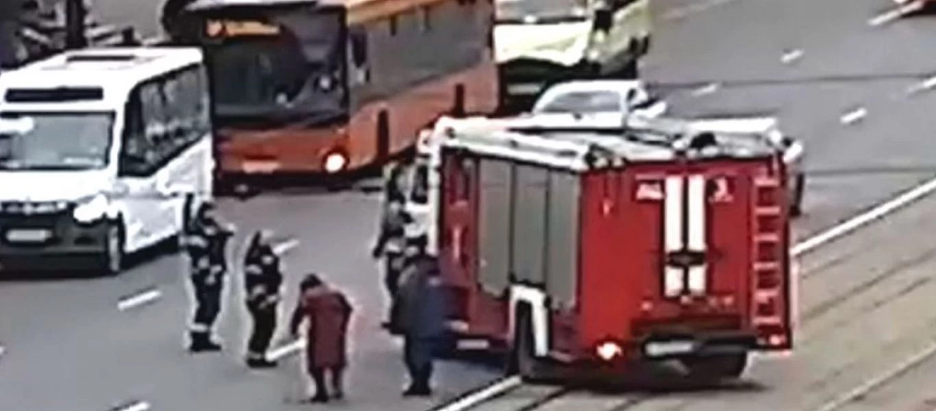 Ρωσία: Η στιγμή που πυροσβέστες κλείνουν την κυκλοφορία σε δρόμο για να περάσει με ασφάλεια ηλικιωμένη (βίντεο)